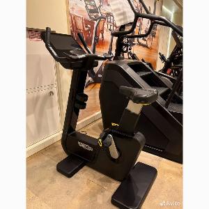 Вертикальный велотренажер Technogym Вертикальный велотренажер Technogym Bike Artis