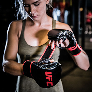 Перчатки MMA для спарринга UFC 8 унций синие S/M Купить Перчатки MMA для спарринга UFC 8 унций синие S/M в Москве